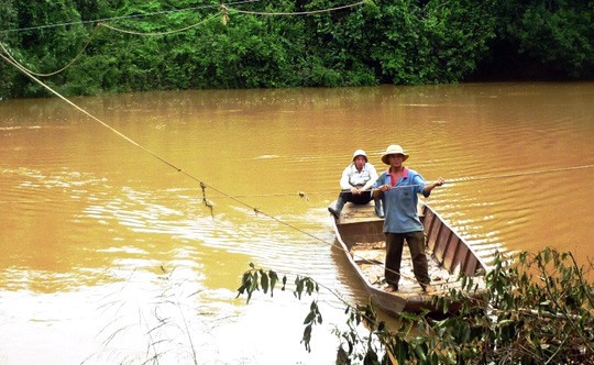 Đu dây qua sông, 2 người bị nước lũ cuốn trôi thương tâm - Ảnh 1.