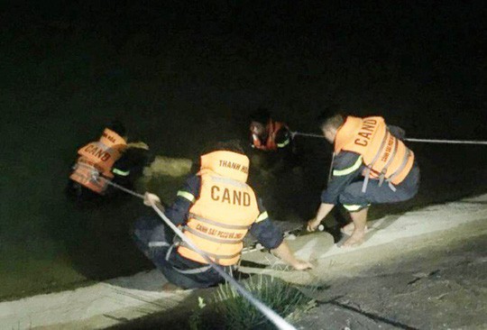 Thấy đôi dép và điện thoại trên bờ, mò tìm thấy thanh niên tử vong dưới hồ - Ảnh 1.