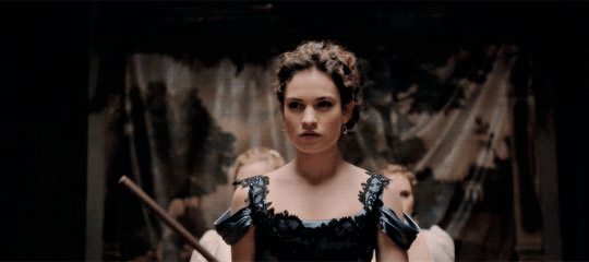 7 vai diễn chứng tỏ khả năng biến hóa khôn lường của nàng “Lọ Lem” Lily James - Ảnh 5.