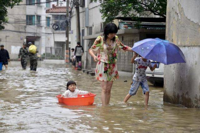 20 cảnh ngập lụt khắp thế giới: Cách duy nhất để vượt qua nghịch cảnh là phải lầy lội hơn cả nước lũ thì mới được - Ảnh 13.