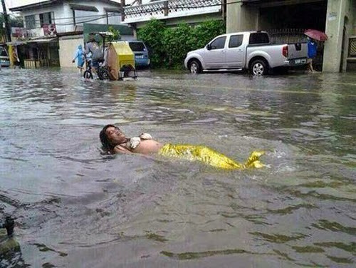20 cảnh ngập lụt khắp thế giới: C&aacute;ch duy nhất để vượt qua nghịch cảnh l&agrave; phải lầy lội hơn cả nước lũ th&igrave; mới được - Ảnh 3.