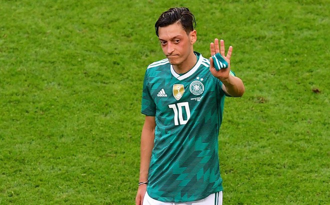 Mesut Ozil - đằng sau mác người hùng là kẻ vô ơn ồn ào? - Ảnh 1.