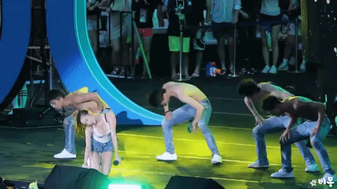 Sunmi ướt đẫm, nhảy quằn quại trên sân khấu nhưng lại bị anh chàng 6 múi này giật trọn spotlight - Ảnh 1.