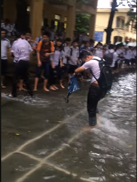Chùm ảnh: Học sinh, sinh viên thích thú tắm mưa, tạt nước tưng bừng khi sân trường ngập lụt - Ảnh 5.
