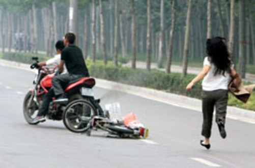 Đ&ocirc;i nam nữ bị nh&oacute;m đ&oacute;i tượng đạp ng&atilde; xe cướp t&aacute;o tợn ở S&agrave;i G&ograve;n - Ảnh 1.