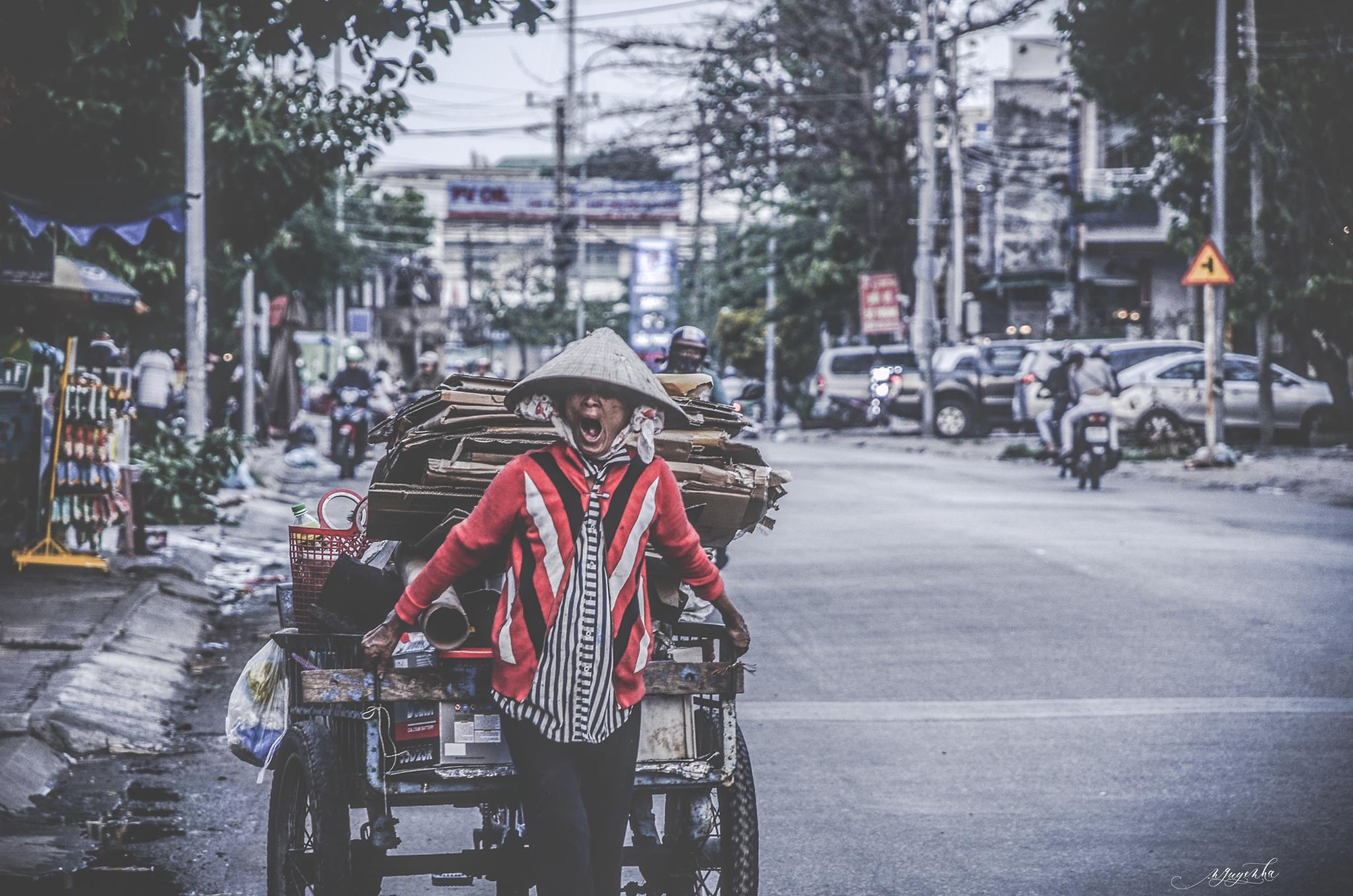 Tác giả bộ ảnh về bà cụ mù một mắt, lang thang ăn xin khắp chợ Lagi: Mấy hoàn cảnh trước đã có người giúp đỡ, còn cụ Sáu thì chưa - Ảnh 5. Tác giả bộ ảnh về bà cụ mù một mắt, lang thang ăn xin khắp chợ Lagi: Mấy hoàn cảnh trước đã có người giúp đỡ, còn cụ Sáu thì chưa - Ảnh 5.