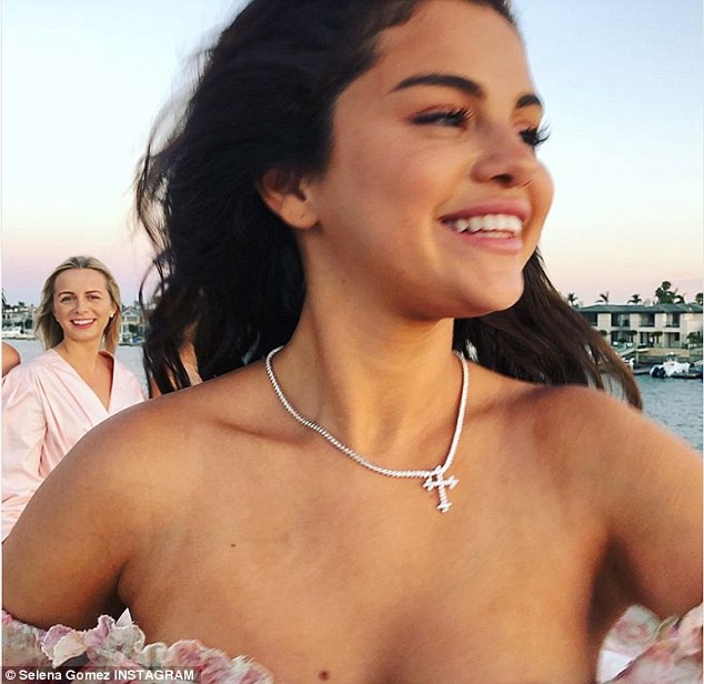 Nữ hoàng Instagram Selena Gomez phá đảo kỷ lục sống ảo của Beyoncé: Chỉ 13 phút đã đạt 1 triệu like! - Ảnh 1.