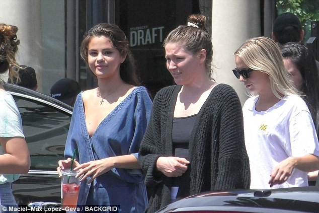 Selena Gomez thả rông vòng 1 gợi cảm xuất hiện cùng bạn trai tin đồn giống Brooklyn Beckham - Ảnh 1.