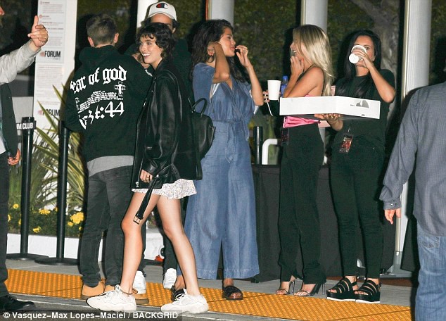 Selena Gomez thả rông vòng 1 gợi cảm xuất hiện cùng bạn trai tin đồn giống Brooklyn Beckham - Ảnh 3.