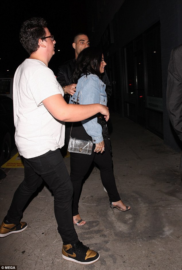 Demi Lovato lộ ảnh loạng choạng rời khỏi hộp đêm trước khi đi cấp cứu vì sốc ma túy - Ảnh 1.