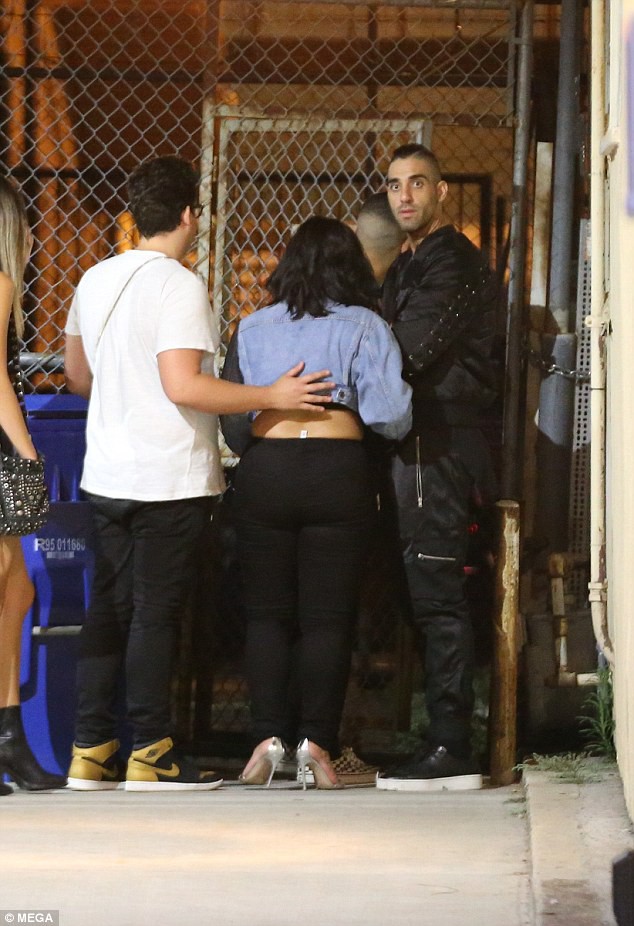 Demi Lovato lộ ảnh loạng choạng rời khỏi hộp đêm trước khi đi cấp cứu vì sốc ma túy - Ảnh 3.