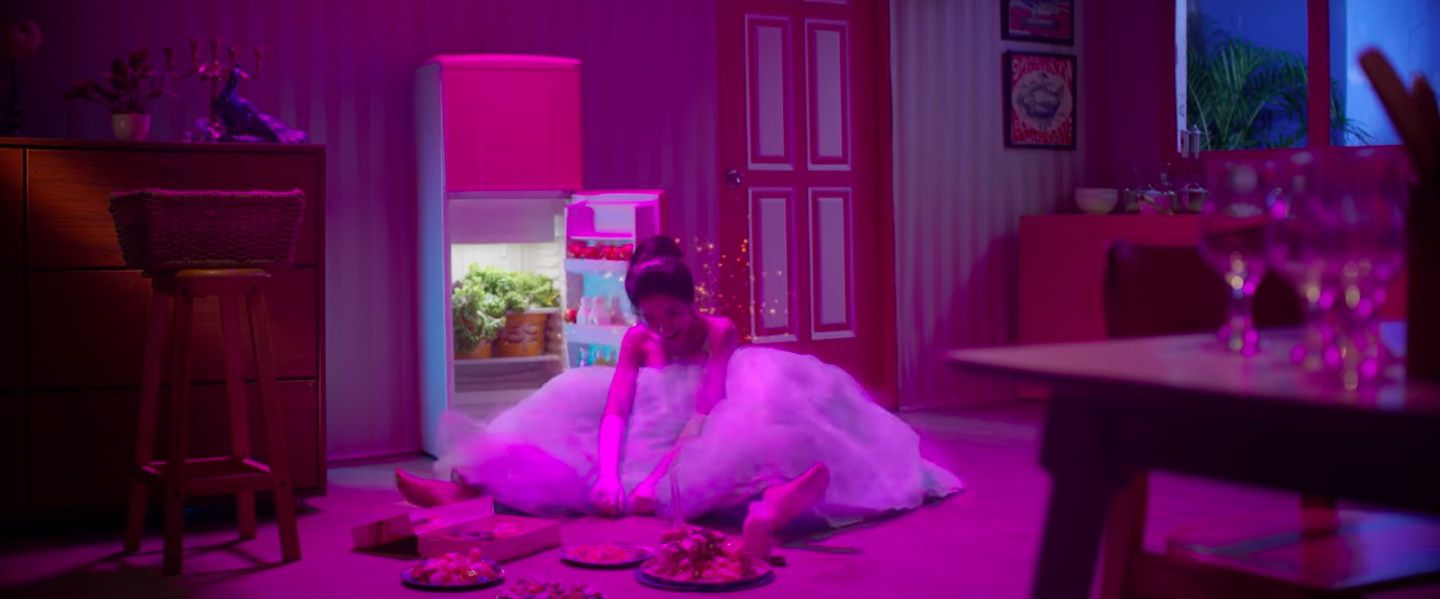 Khác với tưởng tượng, nàng tiên cá Hòa Minzy lại tạo hình ăn như bị bỏ đói trong MV mới - Ảnh 2. Khác với tưởng tượng, nàng tiên cá Hòa Minzy lại tạo hình ăn như bị bỏ đói trong MV mới - Ảnh 2.