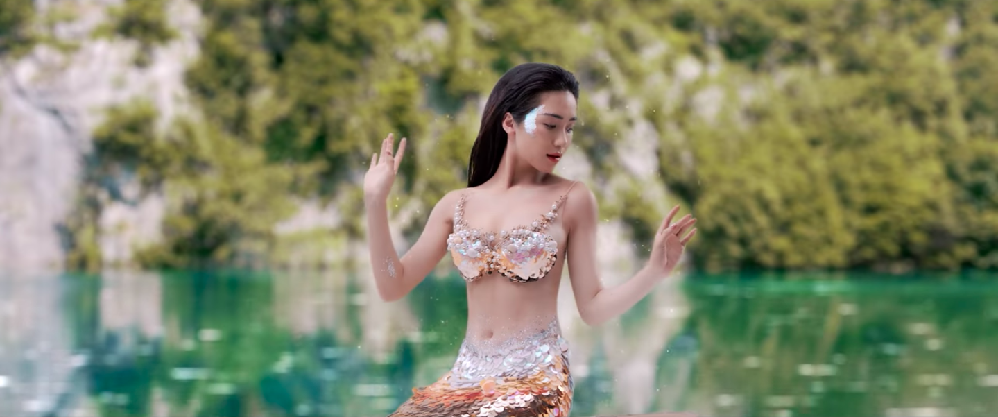 Khác với tưởng tượng, nàng tiên cá Hòa Minzy lại tạo hình ăn như bị bỏ đói trong MV mới - Ảnh 7. Khác với tưởng tượng, nàng tiên cá Hòa Minzy lại tạo hình ăn như bị bỏ đói trong MV mới - Ảnh 7.