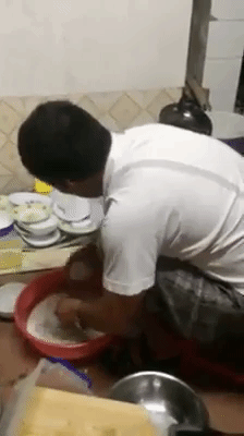 Clip bố vừa phụ gi&uacute;p con g&aacute;i rửa b&aacute;t vừa nhắc nhở M&agrave;y m&agrave; đuổi bố ra khỏi nh&agrave; chẳng c&oacute; ai rửa b&aacute;t cho đ&acirc;u đốn tim cư d&acirc;n mạng - Ảnh 3.