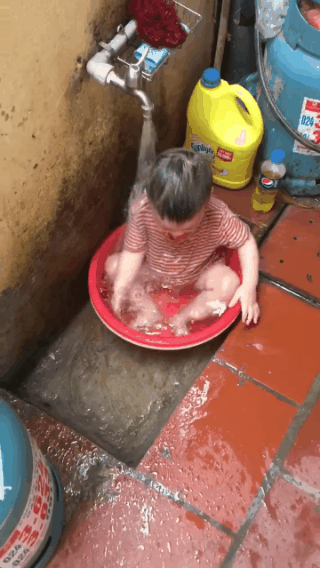 Chỉ 1 ph&uacute;t lơ đ&atilde;ng bận việc, b&agrave; mẹ trẻ hốt hoảng khi h&agrave;ng x&oacute;m gọi ầm l&ecirc;n: ra m&agrave; xem con đ&acirc;y n&agrave;y! - Ảnh 2.