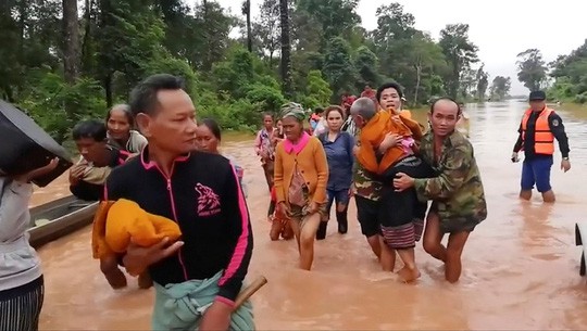 Vỡ đập thủy điện ở Lào: Trực thăng và thuyền chạy đua cứu nạn - Ảnh 1.