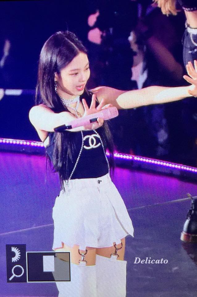 Jennie lên tiếng trấn an fan sau sự cố té ngã tại concert Black Pink - Ảnh 2.