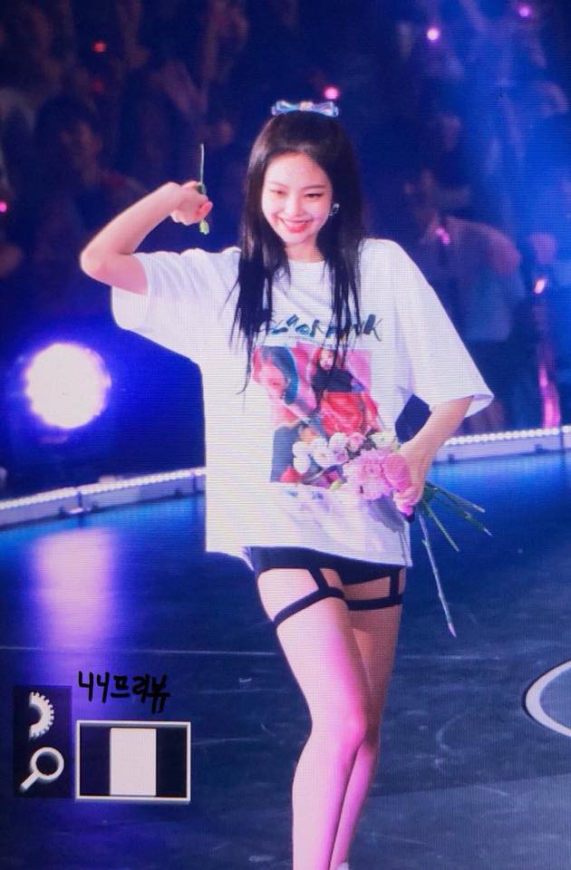 Jennie lên tiếng trấn an fan sau sự cố té ngã tại concert Black Pink - Ảnh 3.