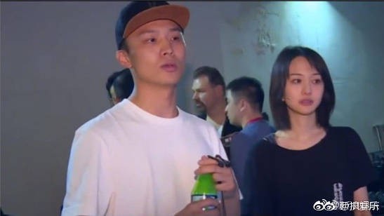 HOT: Trịnh Sảng bị paparazzi tóm sống đang ôm ấp, nắm tay giám đốc TVShow điển trai vào khách sạn - Ảnh 21.
