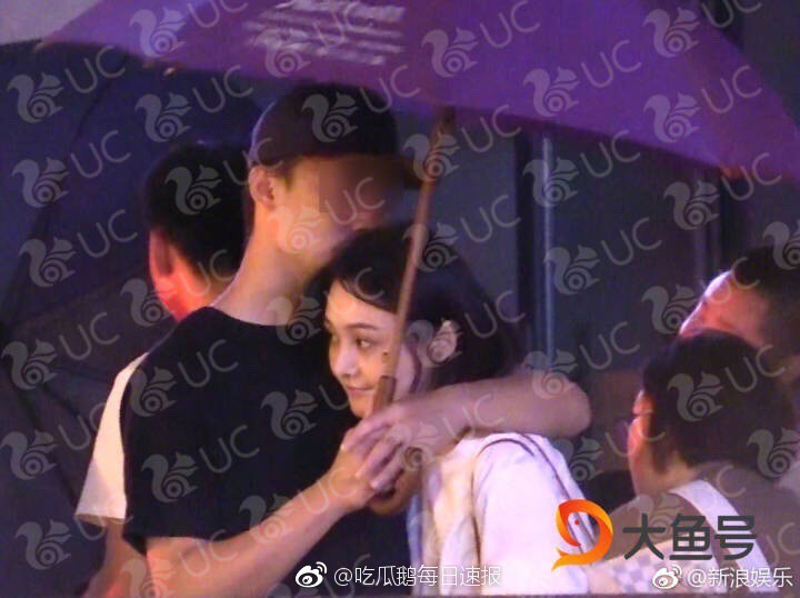 HOT: Trịnh Sảng bị paparazzi tóm sống đang ôm ấp, nắm tay giám đốc TVShow điển trai vào khách sạn - Ảnh 4.