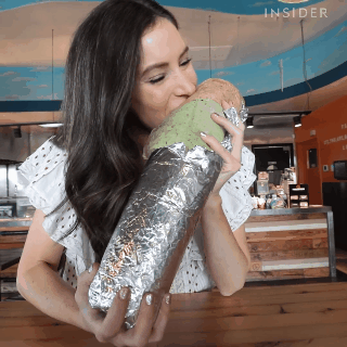 Khám phá chiếc bánh Burrito quái vật to hơn cả cánh tay khiến nhiều người phát hoảng - Ảnh 1.