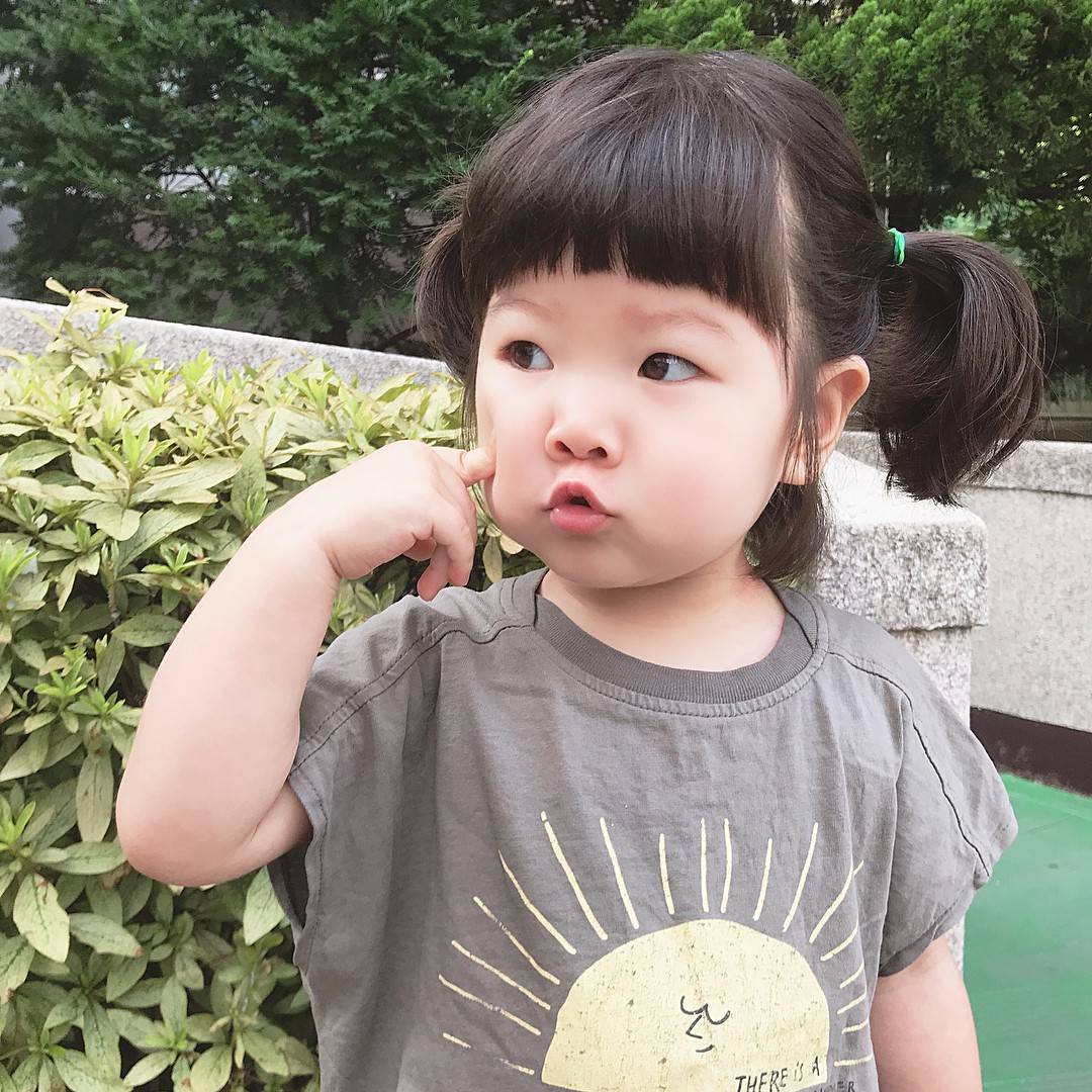Những hình ảnh bé gái dễ thương Hàn Quốc sẽ khiến bạn chìm đắm trong vẻ ngọt ngào, đáng yêu của những chùm tóc xoăn và nụ cười trong trẻo. Cùng trải nghiệm niềm vui và sự ngọt ngào từ những tấm ảnh này nhé!