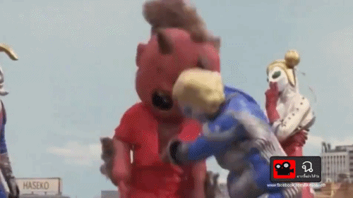 Đ&acirc;y l&agrave; c&aacute;ch si&ecirc;u nh&acirc;n đ&aacute;nh y&ecirc;u qu&aacute;i giải cứu th&agrave;nh phố, nh&igrave;n kh&aacute;c g&igrave; đ&aacute;nh ghen kh&ocirc;ng cơ chứ? - Ảnh 8.