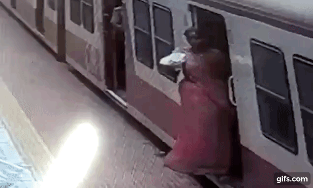 Khoảnh khắc thót tim: Váy mắc vào cửa tàu hỏa, người phụ nữ bị kéo đi trong sự hoảng hốt của hành khách trên sân ga - Ảnh 1.