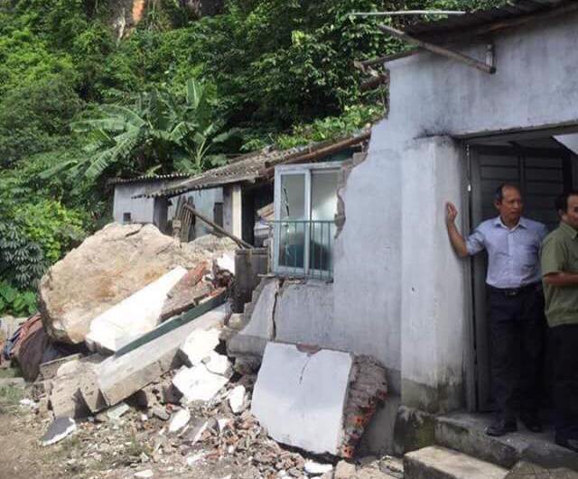 Quảng Ninh: Tảng đá 10 tấn đè bẹp nhà dân, một người tử vong - Ảnh 1.