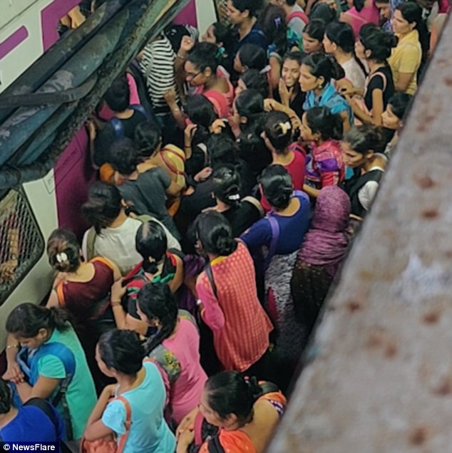 Cảnh tượng chen lấn xô đẩy nguy hiểm đến khó tin tại ga tàu hỏa Ấn Độ giờ cao điểm - Ảnh 3.