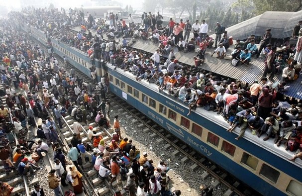 Cảnh tượng chen lấn xô đẩy nguy hiểm đến khó tin tại ga tàu hỏa Ấn Độ giờ cao điểm - Ảnh 6.