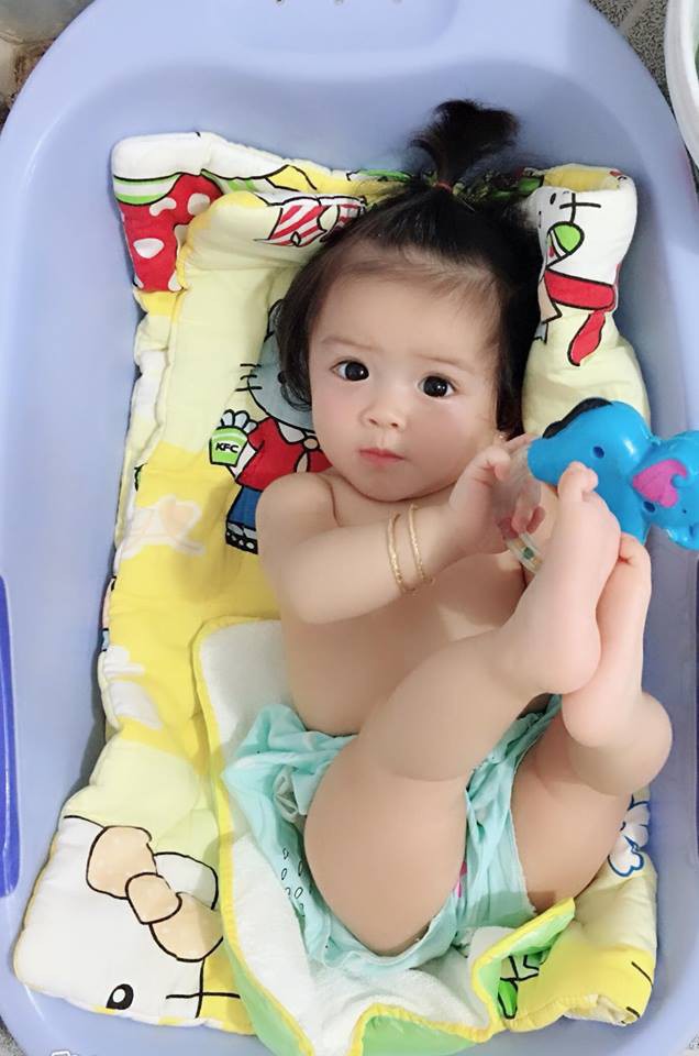 Mẹ địu con lủng lẳng trước ngực bằng t&uacute;i nilon để rửa b&aacute;t, 10 người th&igrave; 9 thấy nguy hiểm nhưng sự thật th&igrave; kh&aacute;c - Ảnh 2.