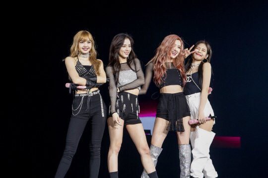 Thay vì swag chất ngầu, Jennie hóa tiểu thư thập niên 70 trong concert  Black Pink