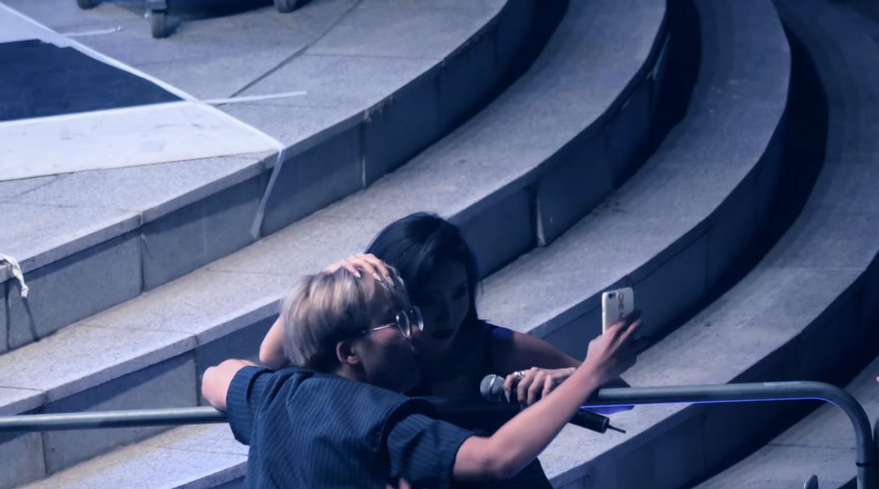 Fanboy sung sướng vì được tương tác trực tiếp với hotgirl lòng bò của MAMAMOO - Ảnh 1. Fanboy sung sướng vì được tương tác trực tiếp với hotgirl lòng bò của MAMAMOO - Ảnh 1.