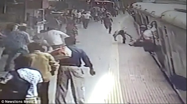 Khoảnh khắc th&oacute;t tim: V&aacute;y mắc v&agrave;o cửa t&agrave;u hỏa, người phụ nữ bị k&eacute;o đi trong sự hoảng hốt của h&agrave;nh kh&aacute;ch tr&ecirc;n s&acirc;n ga - Ảnh 4.