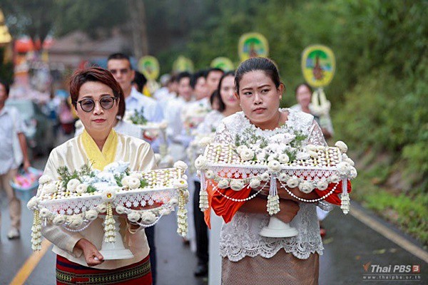 Các thành viên đội bóng Thái Lan xuống tóc vào chùa tu tập và tưởng niệm người thợ lặn đã mất - Ảnh 4.