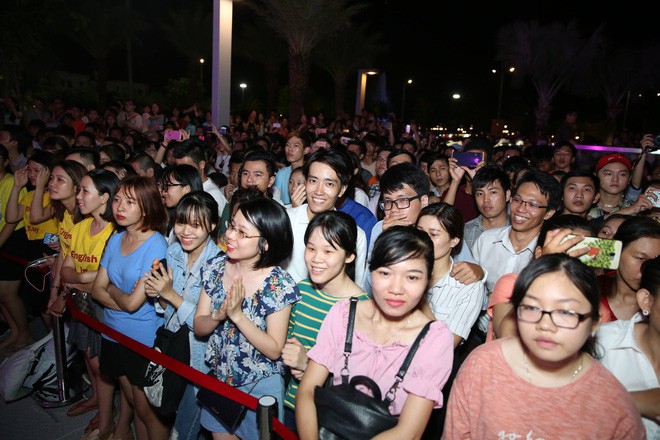 Màn pháo hoa cùng bữa tiệc ánh sáng đèn LED hoành tráng ghi dấu sự kiện ra mắt Vincom Center Landmark 81 - Ảnh 24.