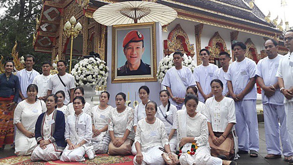 Các thành viên đội bóng Thái Lan xuống tóc vào chùa tu tập và tưởng niệm người thợ lặn đã mất - Ảnh 6.