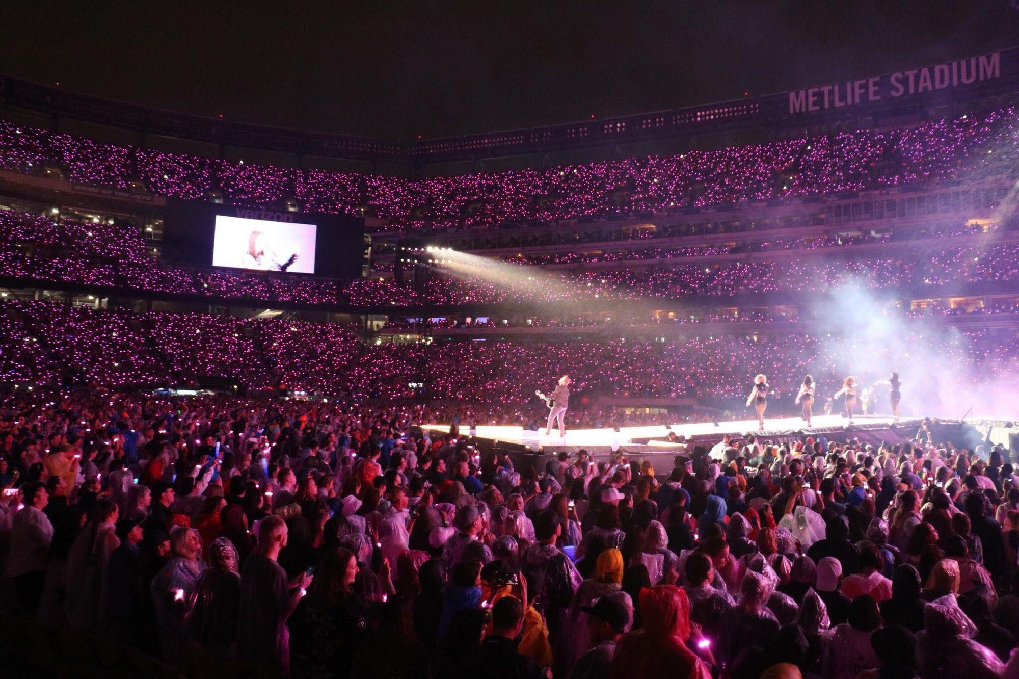 Lượng khán giả đến concert Taylor Swift quá khủng khiến trận thư hùng giữa Man City và Liverpool suýt bị huỷ bỏ - Ảnh 2. Lượng khán giả đến concert Taylor Swift quá khủng khiến trận thư hùng giữa Man City và Liverpool suýt bị huỷ bỏ - Ảnh 2.