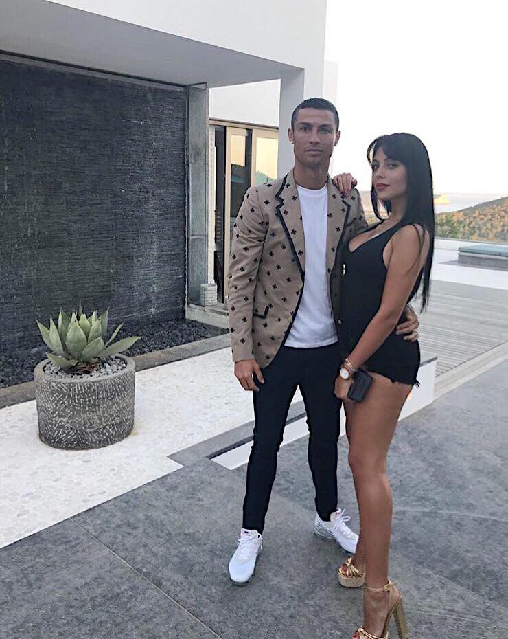 Ronaldo vẫn đang nghỉ hè với Georgina, khó đối đầu Real Madrid trước mùa giải - Ảnh 1. Ronaldo vẫn đang nghỉ hè với Georgina, khó đối đầu Real Madrid trước mùa giải - Ảnh 1.