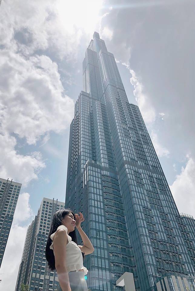 Một ngày sau khi Landmark 81 khai trương TTTM, giới trẻ Sài Gòn đã ầm ầm khoe ảnh sống ảo - Ảnh 1.