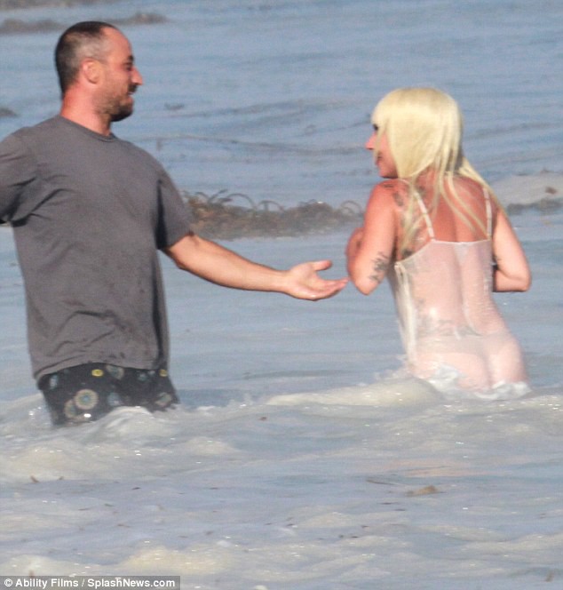Lady Gaga suýt lộ hàng khi diện váy xuyên thấu ướt sũng chụp ảnh trên biển - Ảnh 6.
