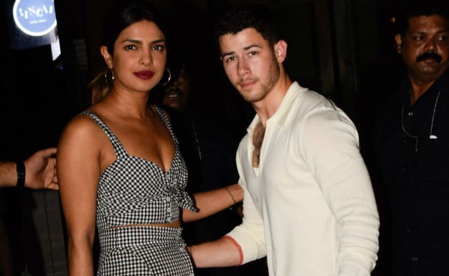 Thêm một mối tình Hollywood thần tốc: Nick Jonas đính hôn với Hoa hậu lớn hơn 10 tuổi sau 2 tháng yêu - Ảnh 1.