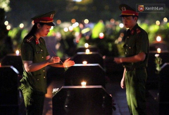 Xúc động khoảnh khắc những chiến sĩ PCCC, Công An và bạn trẻ cúi đầu dâng hương trước 2.000 mộ phần anh hùng liệt sĩ ở Hà Nội - Ảnh 10.