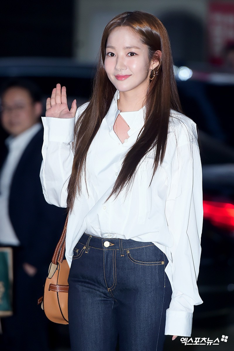 Ngoài đời, Park Min Young lộ mặt đơ cứng và mái tóc cứ nhìn là thấy sai sai! - Ảnh 1. Ngoài đời, Park Min Young lộ mặt đơ cứng và mái tóc cứ nhìn là thấy sai sai! - Ảnh 1.