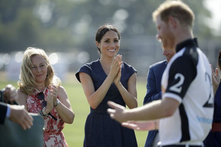 Meghan bỏ qua quy tắc hoàng gia, xuất hiện bất ngờ không báo trước, công khai hôn chồng trong sự kiện mới nhất - Ảnh 1. Meghan bỏ qua quy tắc hoàng gia, xuất hiện bất ngờ không báo trước, công khai hôn chồng trong sự kiện mới nhất - Ảnh 1.
