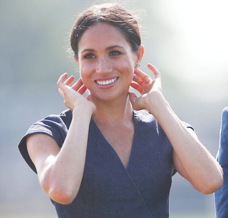 Meghan bỏ qua quy tắc hoàng gia, xuất hiện bất ngờ không báo trước, công khai hôn chồng trong sự kiện mới nhất - Ảnh 2. Meghan bỏ qua quy tắc hoàng gia, xuất hiện bất ngờ không báo trước, công khai hôn chồng trong sự kiện mới nhất - Ảnh 2.