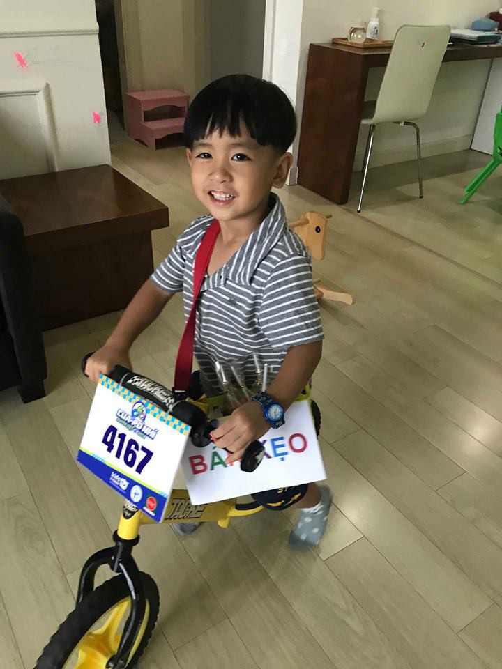 Lãi 178 nghìn đồng sau 2 buổi đi bán kẹo, cậu bé 4 tuổi ở Hà Nội học được nhiều điều nhờ cách dạy con kiếm tiền của mẹ - Ảnh 2. Lãi 178 nghìn đồng sau 2 buổi đi bán kẹo, cậu bé 4 tuổi ở Hà Nội học được nhiều điều nhờ cách dạy con kiếm tiền của mẹ - Ảnh 2.