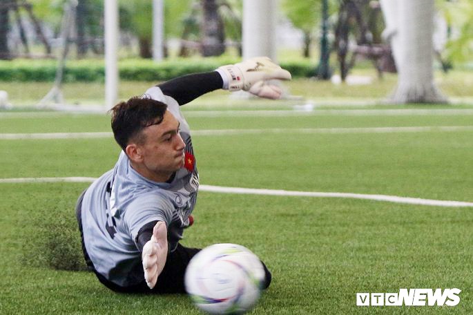 Đây là cầu thủ kỳ lạ nhất Olympic Việt Nam mà HLV Park Hang Seo triệu tập - Ảnh 2. Đây là cầu thủ kỳ lạ nhất Olympic Việt Nam mà HLV Park Hang Seo triệu tập - Ảnh 2.