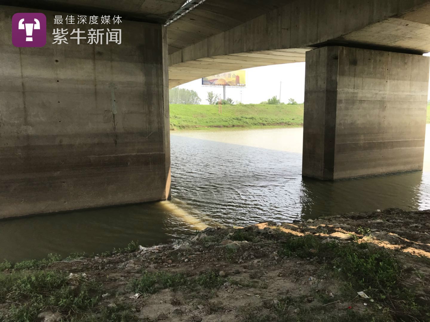 Phát hiện thi thể bé gái dưới sông, cảnh sát vớt lên và tìm thấy bằng chứng trong balo tố cáo âm mưu tàn độc của bố và ông nội - Ảnh 1. Phát hiện thi thể bé gái dưới sông, cảnh sát vớt lên và tìm thấy bằng chứng trong balo tố cáo âm mưu tàn độc của bố và ông nội - Ảnh 1.